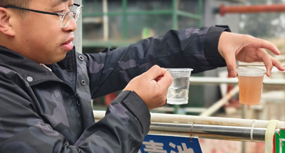 工程師拿樣